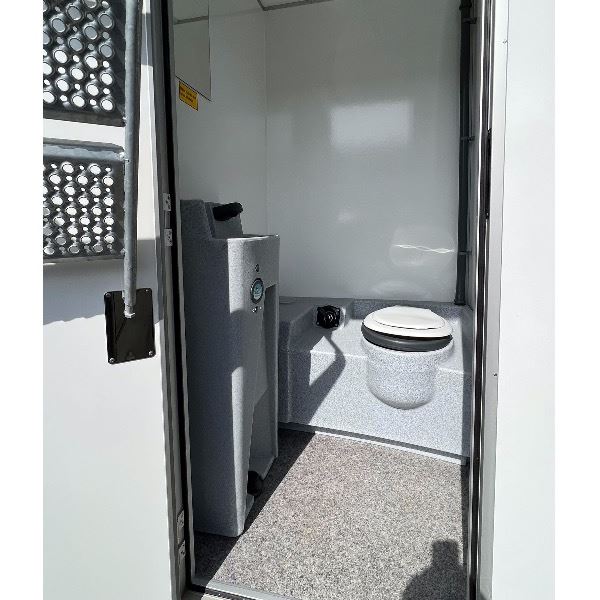 schaftwagen met toilet en bergingsruimte 