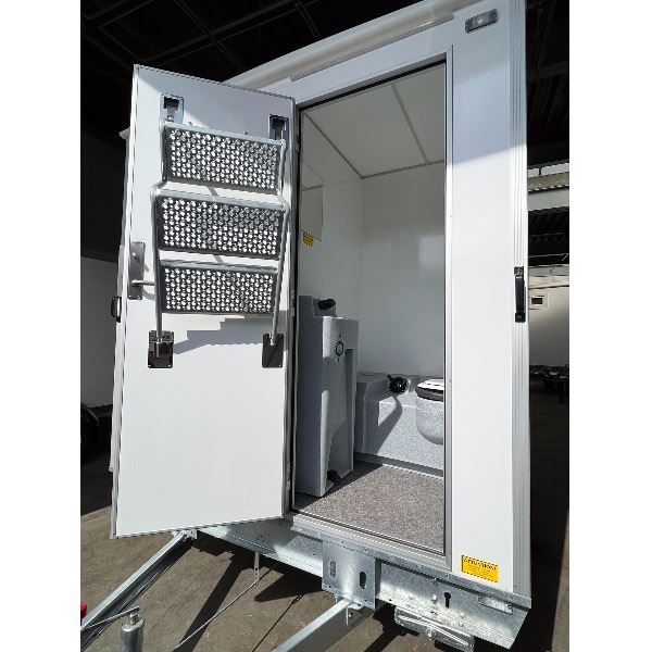 schaftwagen met toilet en bergingsruimte 